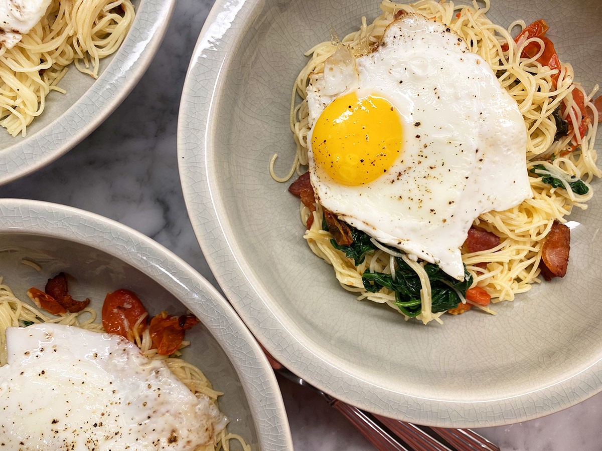 Bacon, Egg, and Tomato Pasta | The Buzz Magazines