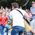 Dennis Quaid runs out into the crowd