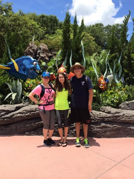 Josie Diaz, Nina Diaz, and Cameron Valenzuela in front of the Finding Nemo exhibit.