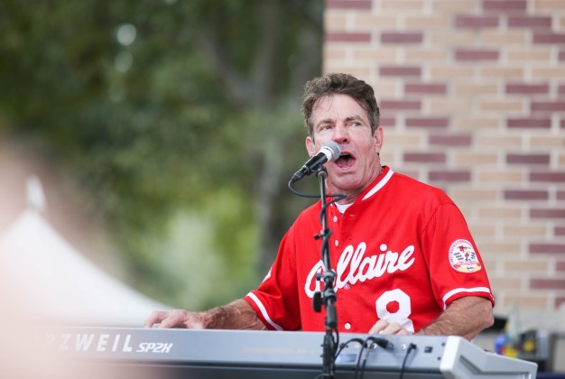 Dennis Quaid on the keyboard