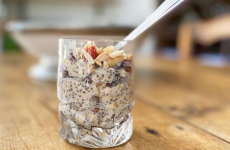 Overnight Oats with Apples and Raisins