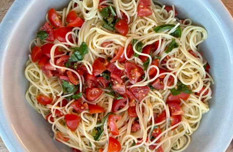 Summery Pasta with Marinated Tomatoes and Basil