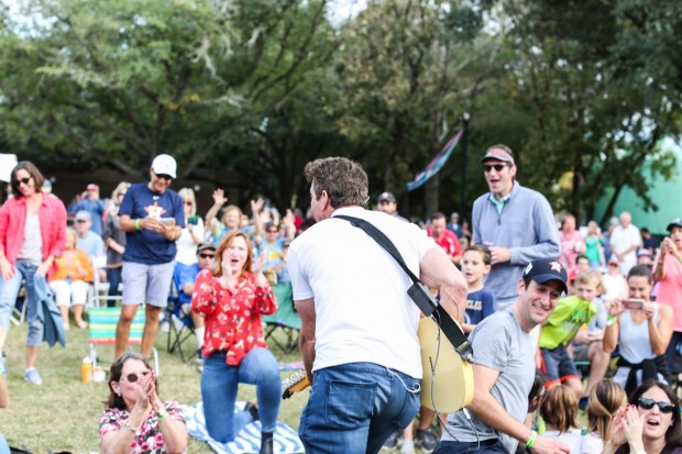 Dennis Quaid runs out into the crowd