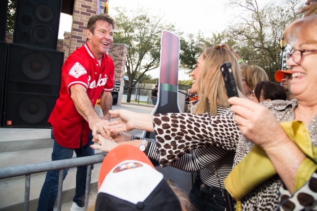 Dennis Quaid shakes hands