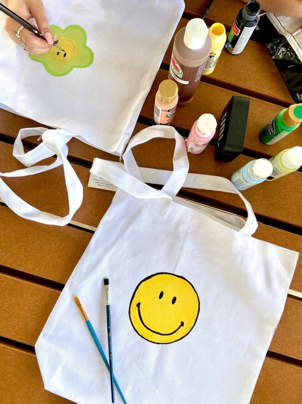 Painting tote bags