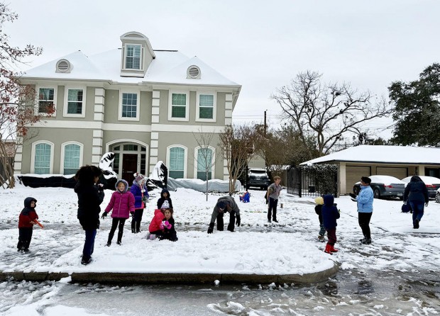 Glenmont snowball fight