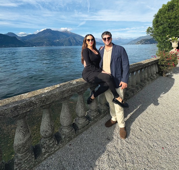 Emma Hocking, Aron Saks