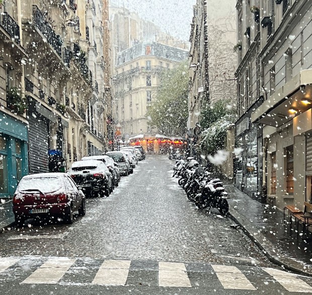 PARIS IN THE SNOW