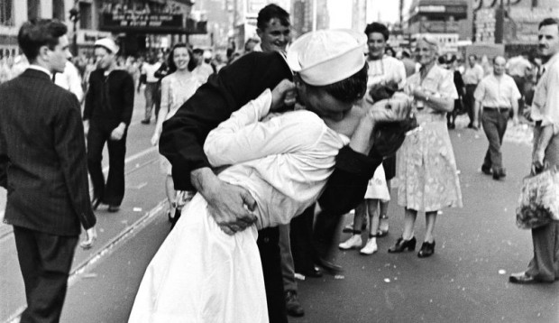 Identifying the Kissing Sailor