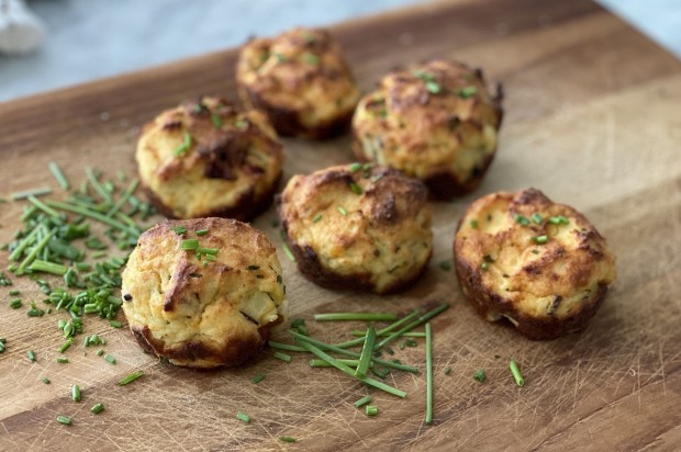 Low-Carb Quiche Biscuits with Bacon, Cheddar, and Chives Low-Carb Quiche Biscuits with Bacon, Cheddar, and Chives
