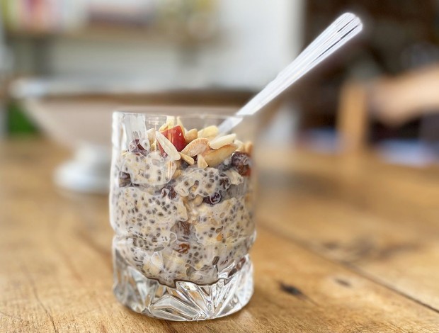 Overnight Oats with Apples and Raisins