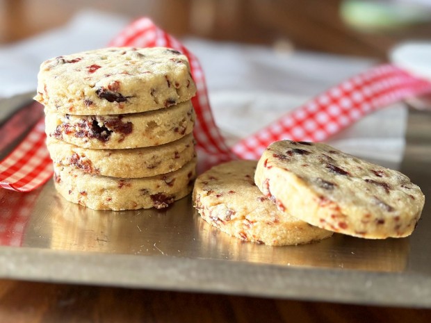 Cranberry shortbread cookies