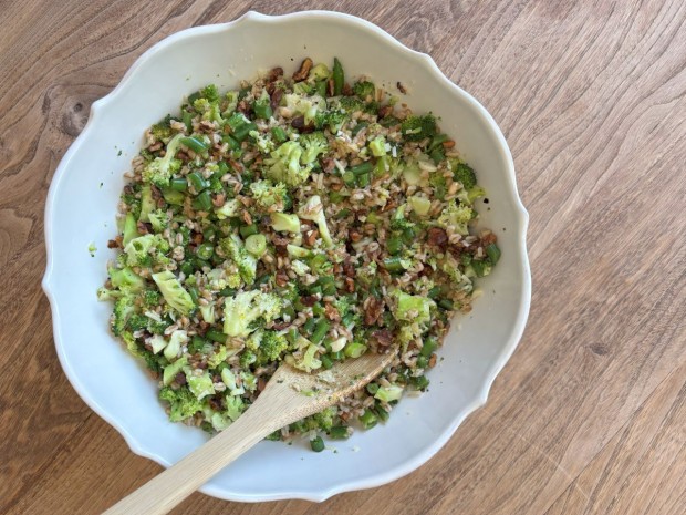 Chopped Broccoli, Green Bean, and Farro Salad with Walnuts Chopped Broccoli, Green Bean, and Farro Salad with Walnuts