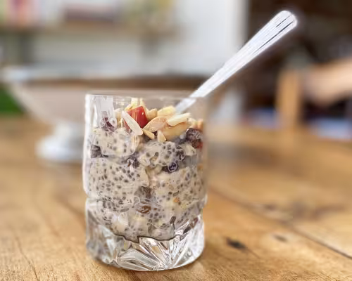 Overnight Oats with Apples and Raisins