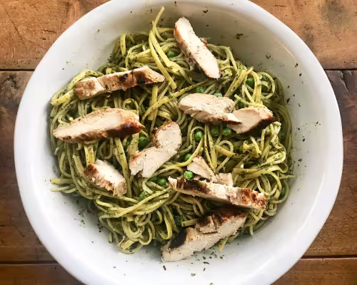 Pasta with pesto, peas and chicken